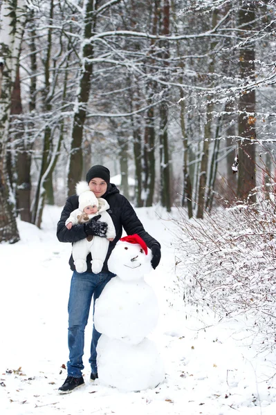 Père petite fille et bonhomme de neige — Photo
