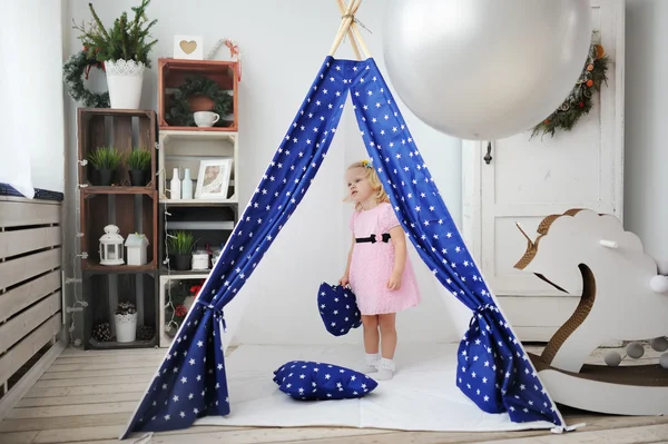 The little girl is in a wigwam — Stock Photo, Image