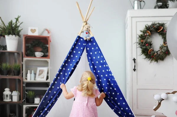 Das kleine Mädchen spielt in einem kleinen Pergwam — Stockfoto