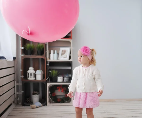 小さな女の子と空気ピンク球 — ストック写真