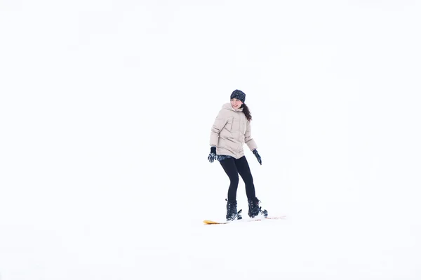 Yeşil tulum kız snowboarder — Stok fotoğraf