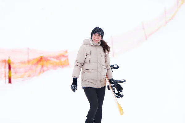 A menina snowboarder custa em uma corrida de esqui — Fotografia de Stock