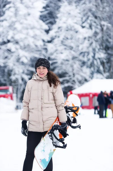 A menina snowboarder na floresta de inverno — Fotografia de Stock