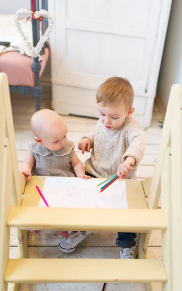 I bambini imparano a scrivere e disegnare . — Foto Stock