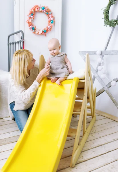 Madre con bambini insieme giocano in una camera dei bambini . — Foto Stock