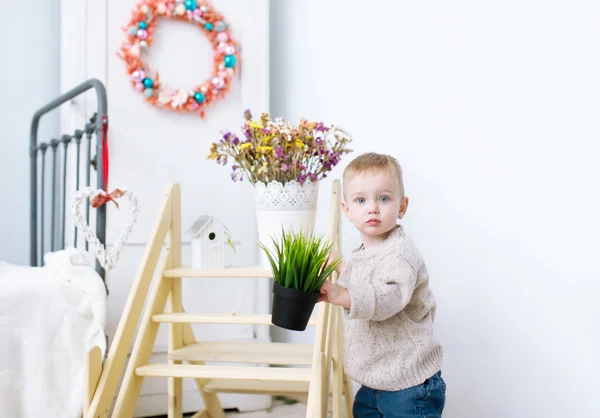 Il bambino gioca in una camera dei bambini . — Foto Stock