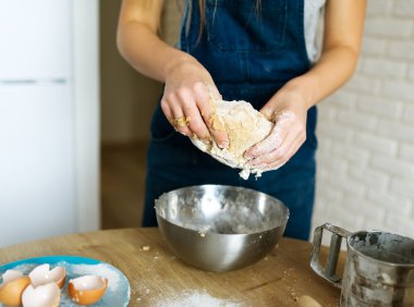 Kadın aşçı hamur hamur işleri için yemek yapıyor.