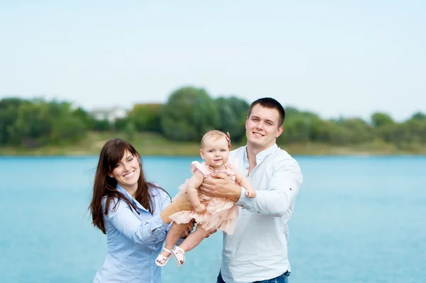 Rest van de familie aan de rivieroever — Stockfoto