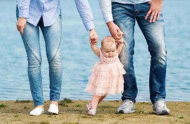 Küçük kız ilk adımları