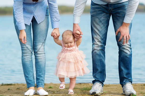 Eerste stappen van het meisje — Stockfoto