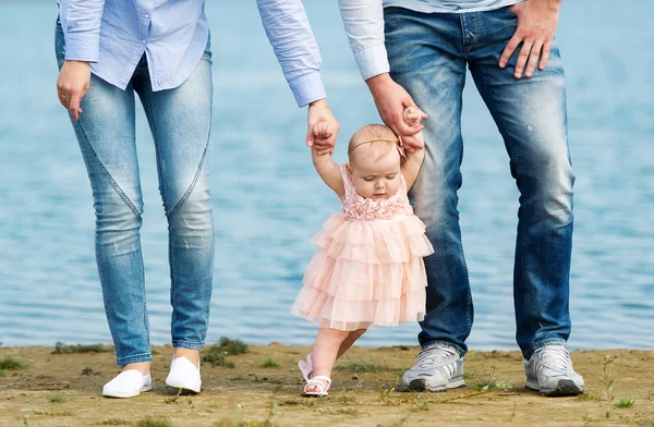 First steps of the little girl — Stock Photo, Image