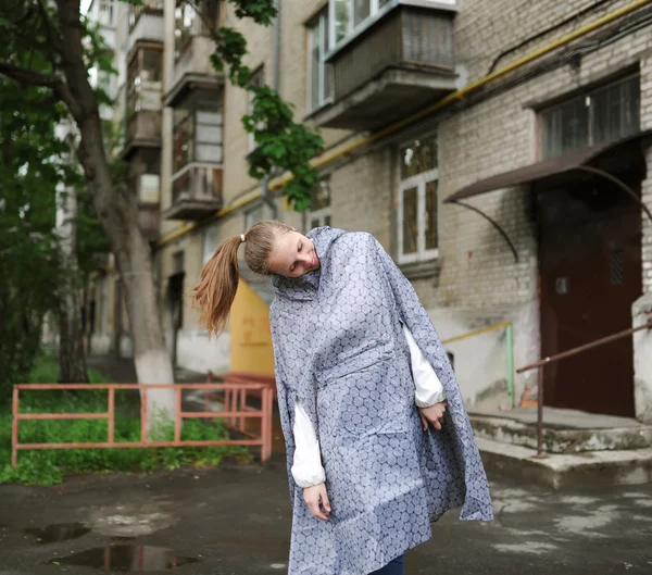 Mädchen im Regenmantel nach dem Regen — Stockfoto