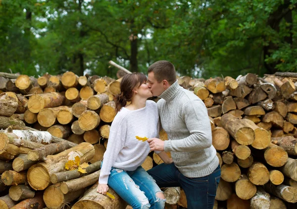 Het verliefde paar hebben een rust in de herfst hout. — Stockfoto