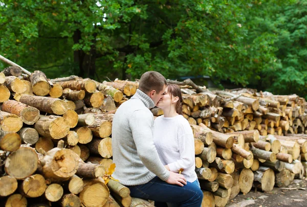 Kärleksfulla paret har en vila i höst trä. — Stockfoto