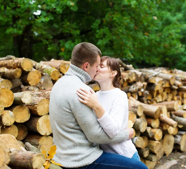 Kärleksfulla paret har en vila i höst trä. — Stockfoto