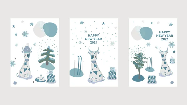 İçinde boğa sembolü 2021 olan bir dizi yeni yıl kartı. Noel kutlamaları için soyut unsurları olan mavi renkler. Kar tanesi, hediye, kayak, paten, kafa öküzü şapkası. Vektör