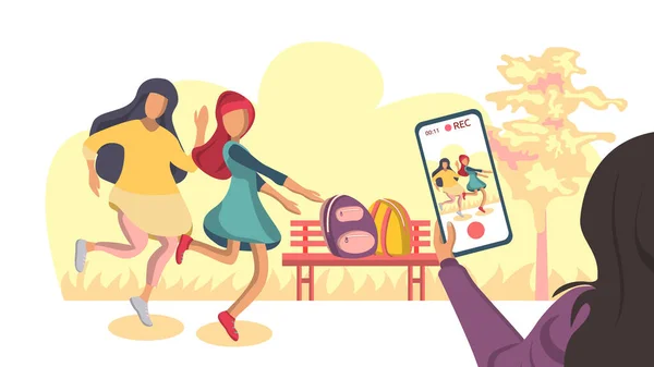 Genç kızlar sosyal ağlar için video çekiyor. Öğrenci kızlar cep telefonu kamerasıyla müzik eşliğinde dans ediyorlar. Sırt çantaları parktaki bankta. Akıllı telefonuna canlı yayın. Vlogger. Vektör