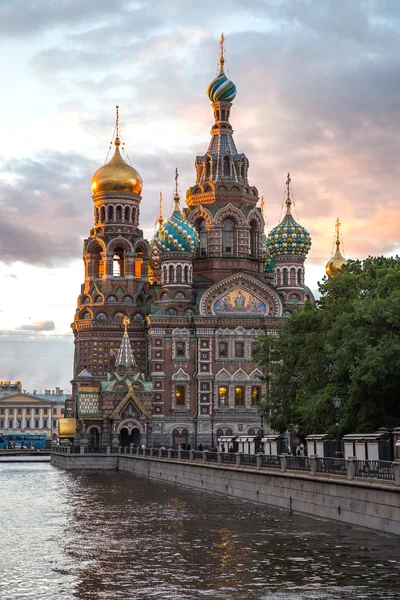 Kurtarıcı dökülmüş kan üzerinde. Diriliş ve gün batımında Griboyedov kanal katedral.