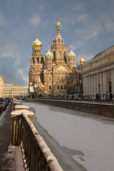 Kış. St. Petersburg. Griboyedov kanal. İsa'nın diriliş Katedrali. Kurtarıcı dökülmüş kan üzerinde.