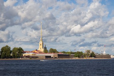 Peter ve Paul Fortress üzerinde bulutlu gökyüzü yaz gün