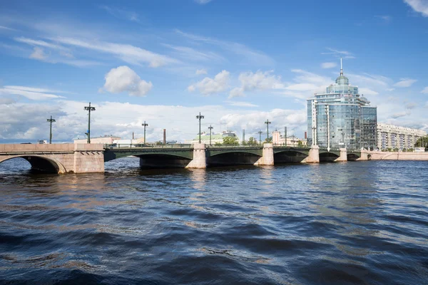 St. Petersburg. Nehrin büyük Nevka. Sampsonevsky Köprüsü.