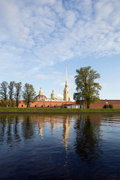 Peter ve Paul Fortress St Petersburg Kronverksky Boğazı üzerinden görünümünü. Bahar manzara