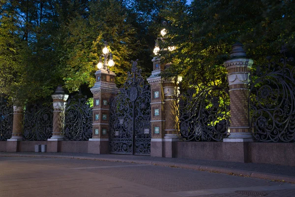 Mikhailovsky Bahçe kapısı geceleri