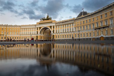 St. Petersburg. Saray Meydanı. Ana merkezi. Su yansıma