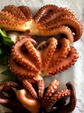 İtalya 'nın Puglia bölgesinde taze ve lezzetli ızgara ahtapot