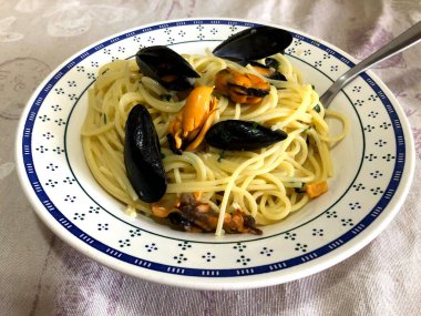 Midyeli makarna yiyorum.