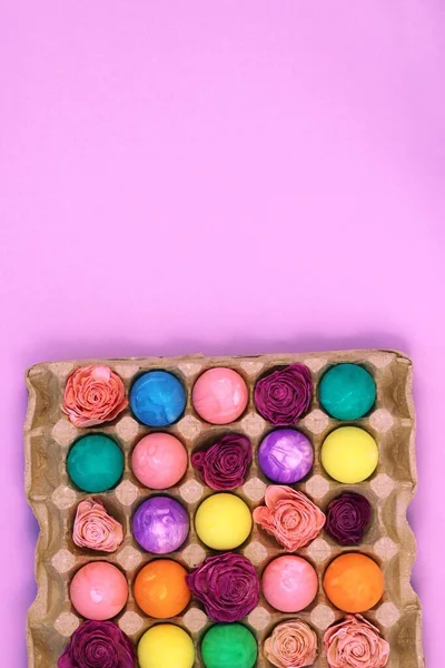 Ouă Multicolore Paște Pictate Guașe Flori Cutie Ouă Fundal Roz — Fotografie, imagine de stoc
