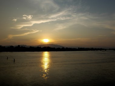 Dramatik sahne günbatımında Ping nehir, Tayland