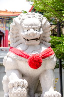 Çin aslan heykeli ve kırmızı kurdele Çin Tapınak