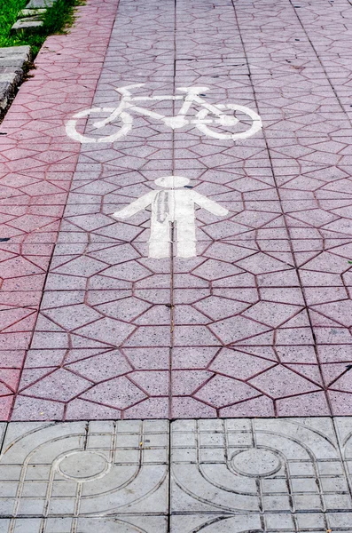 Cykeltur sökväg på trottoaren i thailand — Stockfoto