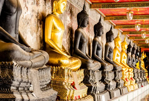 Den svarte og gule Buddhaen i Wat Suthat Thepwararam, Bangkok , – stockfoto