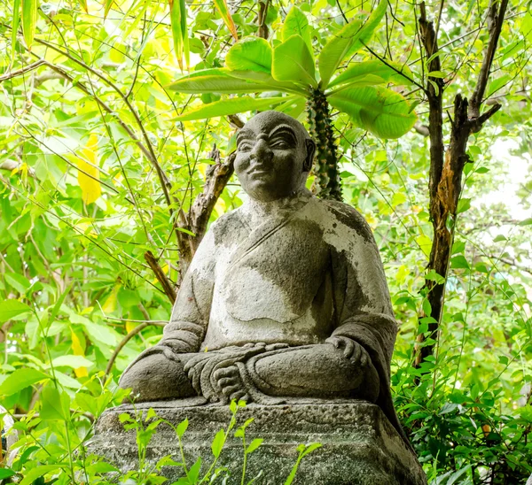 Buddha-statuetten i thai-tempelet. – stockfoto