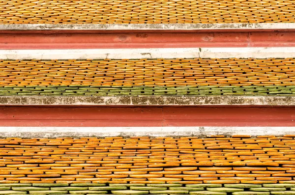Ziegel auf dem Dach eines thailändischen Tempels — Stockfoto