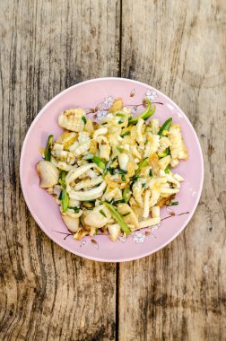 Tuz yumurta ve sarımsak ile ateş kalamar halkaları.