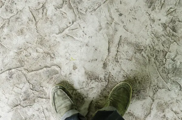 Nieczysty szarym tle naturalnego cementu i zielone buty — Zdjęcie stockowe