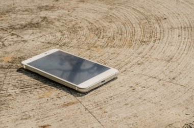 Resepsiyon odak üstünde dip izole ekranda ile beyaz akıllı telefon