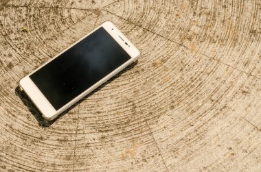 Resepsiyon odak üstünde dip izole ekranda ile beyaz akıllı telefon