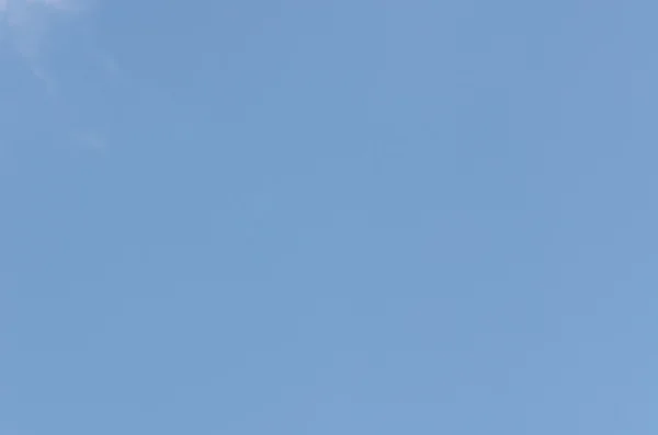 Голубое небо на фоне ясного неба — стоковое фото