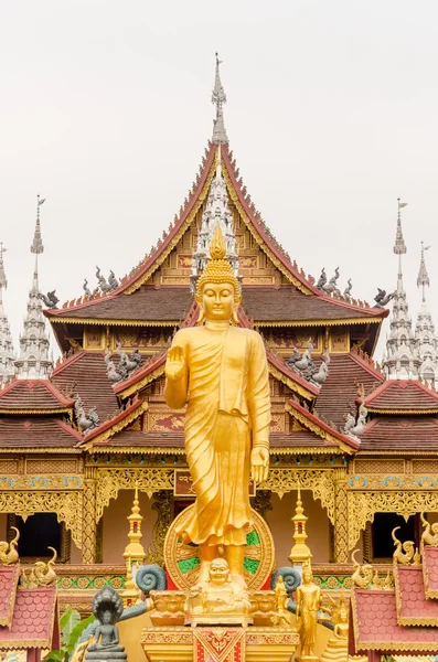 Die Buddha-Statue auf blauem Himmel — Stockfoto