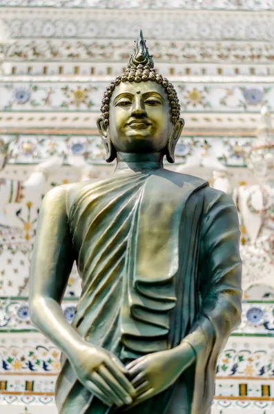 Buddha-statuen i thailandsk tempel. – stockfoto