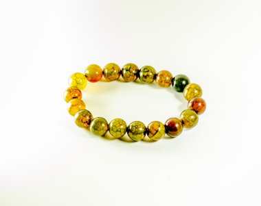 Beyaz zemin üzerine kumar için şanslı taş mücevher