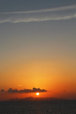 Denizde gün doğumu