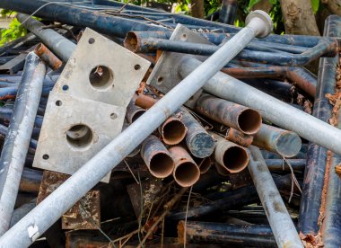 eski çelik boru ve pas