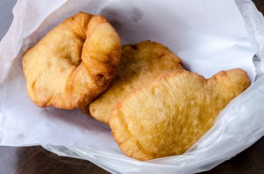 derin kızarmış hamur sopa kağıt üzerinde