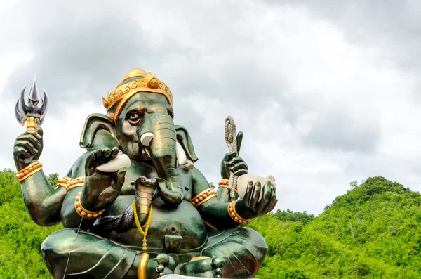 Yeşil ganesha hindu tanrısı heykeli doğal arka plan üzerinde kapat — Stok fotoğraf