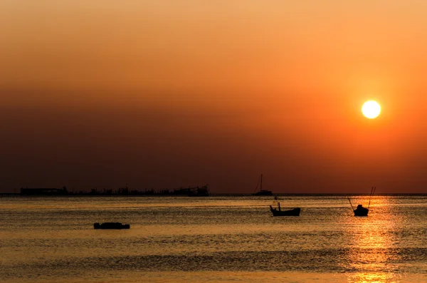 Barco silueta en la hora de la puesta del sol — Foto de Stock